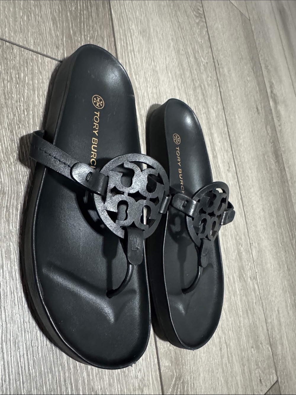 Tory Burch Black Logo Leather Thong Sandals - Picture 4 of 7